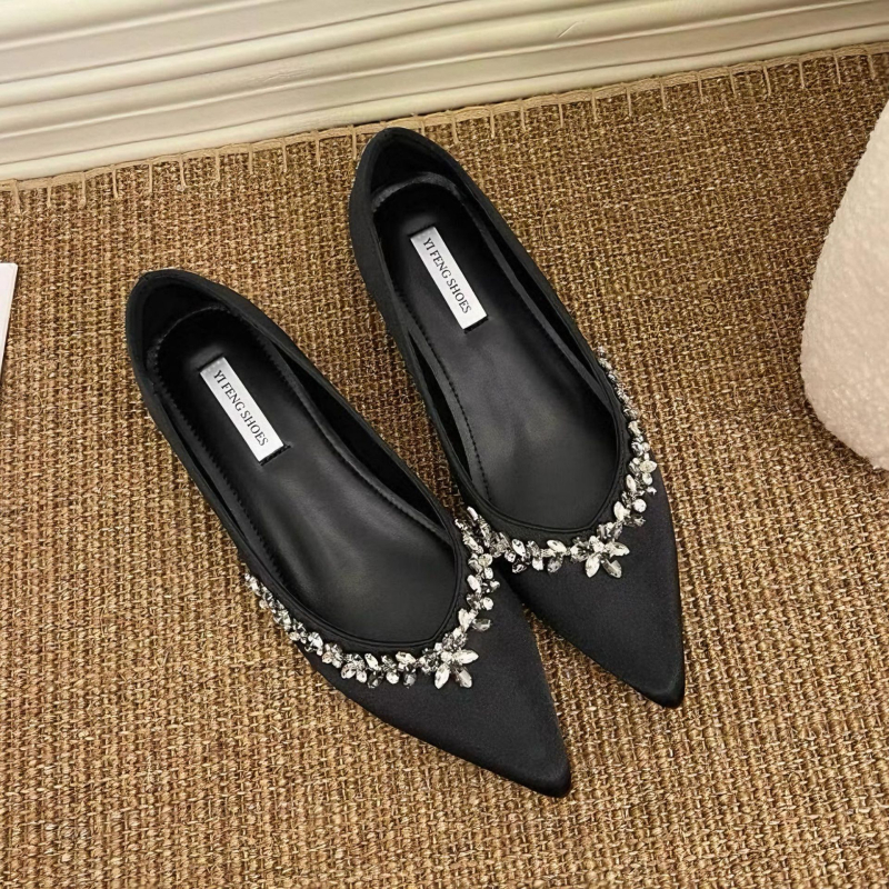 Γυναικείες μυτερές επίπεδες γόβες με επάνω μέρος από δέρμα αγελάδας, εσωτερικός πάτος από πρόβατο, ύψος τακουνιού 3-5 εκ