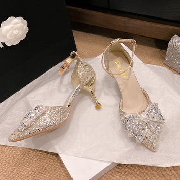 Νυφικά ψηλά παπούτσια με σαμπανιζέ παγιέτες και φιόγκο, μυτερό δάχτυλο, βελούδινο επάνω μέρος, ύψος τακουνιού 6-8 cm, κούμπωμα με αγκράφα, συνθετική σόλα