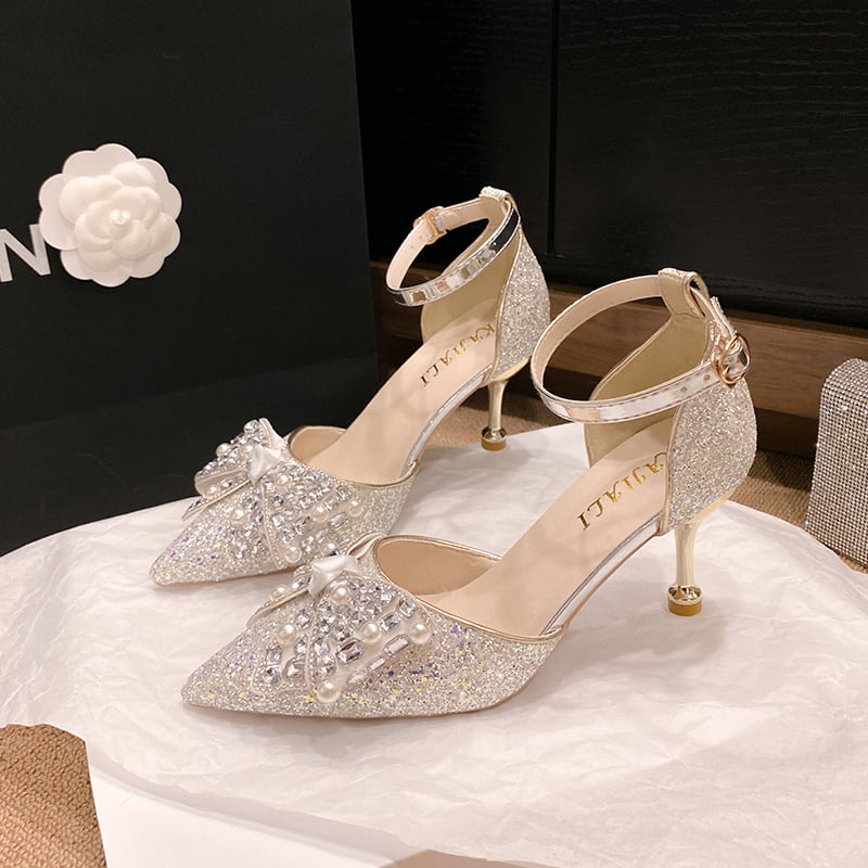 Νυφικά ψηλά παπούτσια με σαμπανιζέ παγιέτες και φιόγκο, μυτερό δάχτυλο, βελούδινο επάνω μέρος, ύψος τακουνιού 6-8 cm, κούμπωμα με αγκράφα, συνθετική σόλα