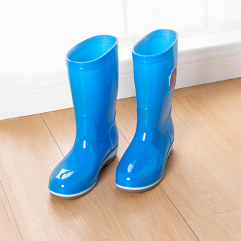Ženske PVC kišne čizme, srednje visine, debela potplata, niski pet 1–3 cm, jednobojni uzorak, pogodne za četiri sezone