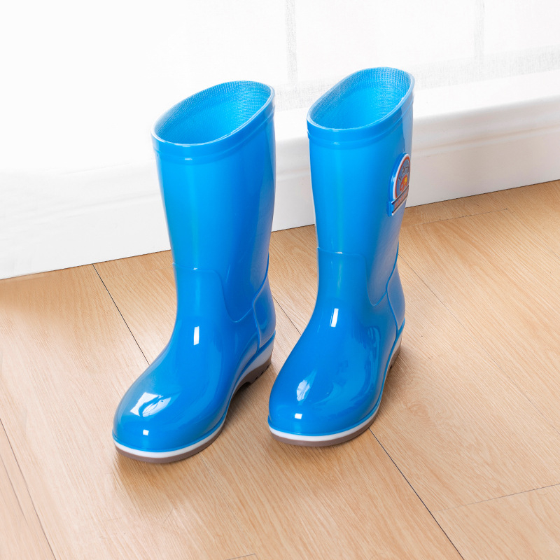 Ženske PVC kišne čizme, srednje visine, debela potplata, niski pet 1–3 cm, jednobojni uzorak, pogodne za četiri sezone