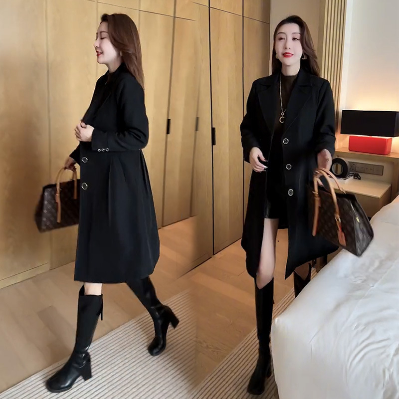 Dámska kapucňová vetrovka z polyesteru, stredná hrúbka, dlhé rukávy, zapínanie na jedno gombík