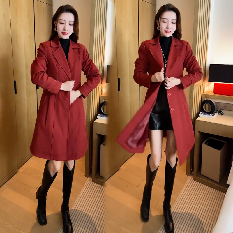 Dámska kapucňová vetrovka z polyesteru, stredná hrúbka, dlhé rukávy, zapínanie na jedno gombík