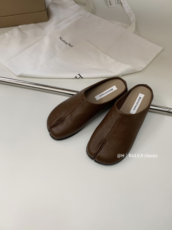 Mule s zatvorenim prstom i podijeljenim prstom, slip-on, meka potplata, PU gornji dio — Ljeto 2025