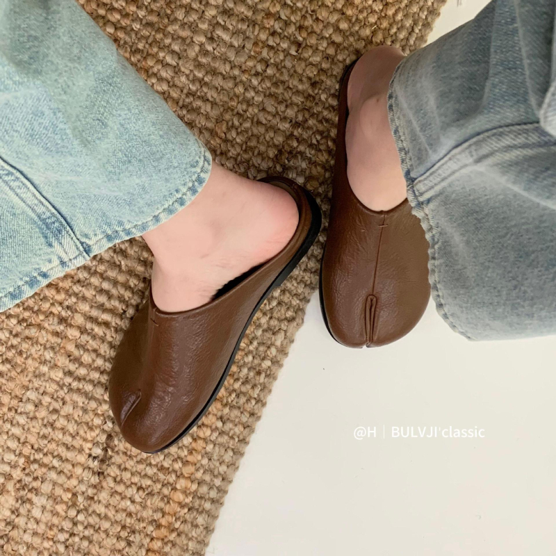 Mule s zatvorenim prstom i podijeljenim prstom, slip-on, meka potplata, PU gornji dio — Ljeto 2025