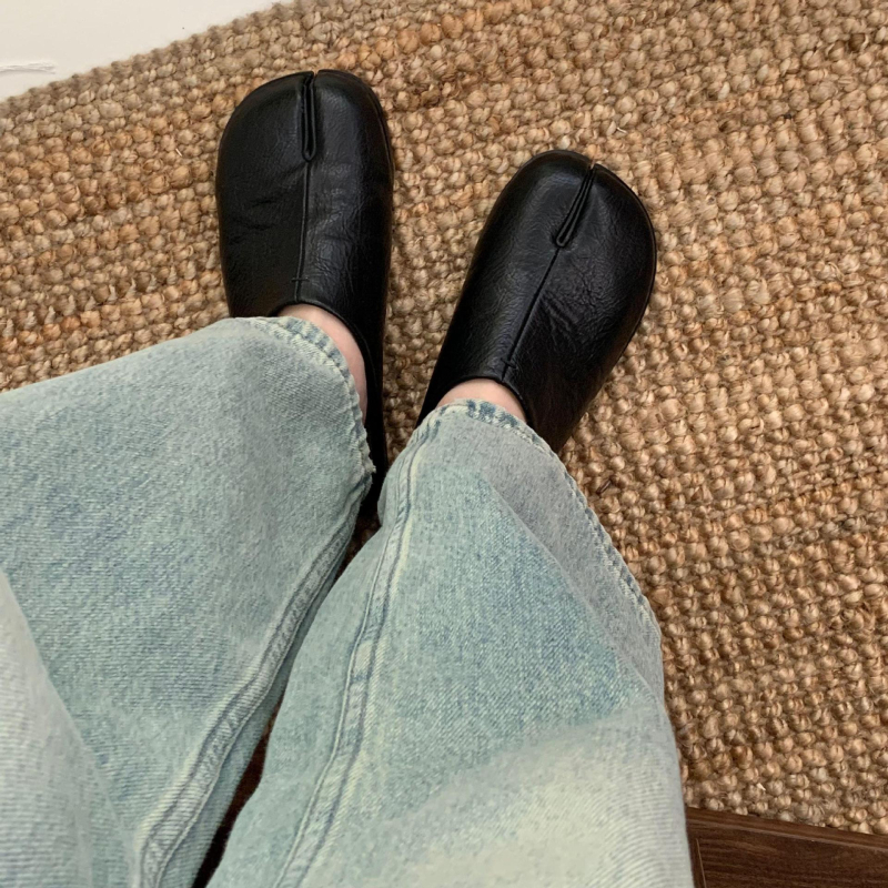 Mule s zatvorenim prstom i podijeljenim prstom, slip-on, meka potplata, PU gornji dio — Ljeto 2025
