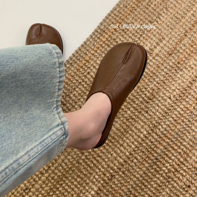Mule s zatvorenim prstom i podijeljenim prstom, slip-on, meka potplata, PU gornji dio — Ljeto 2025