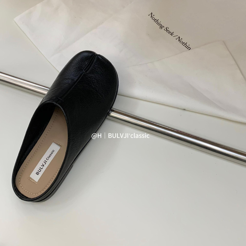 Mule s zatvorenim prstom i podijeljenim prstom, slip-on, meka potplata, PU gornji dio — Ljeto 2025