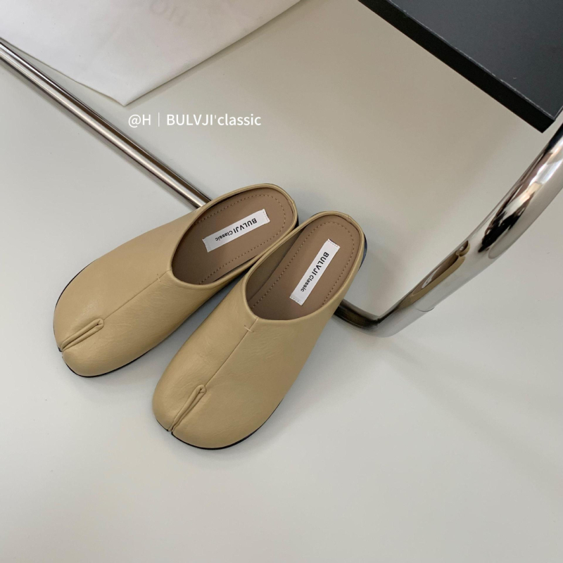 Mule s zatvorenim prstom i podijeljenim prstom, slip-on, meka potplata, PU gornji dio — Ljeto 2025