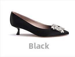 Γυναικείες γόβες με τετράγωνη αγκράβα, σατινένιο επάνω μέρος, μυτερό δάχτυλο, ψηλοί 6–8 cm, σόλα από καουτσούκ, πάτος από τεχνητό δέρμα