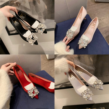 Γυναικείες γόβες με τετράγωνη αγκράβα, σατινένιο επάνω μέρος, μυτερό δάχτυλο, ψηλοί 6–8 cm, σόλα από καουτσούκ, πάτος από τεχνητό δέρμα