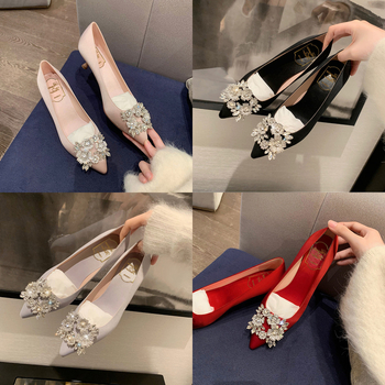 Γυναικείες γόβες με τετράγωνη αγκράβα, σατινένιο επάνω μέρος, μυτερό δάχτυλο, ψηλοί 6–8 cm, σόλα από καουτσούκ, πάτος από τεχνητό δέρμα