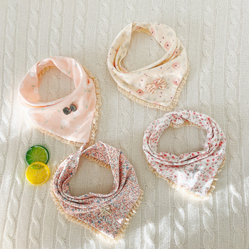 Bib pentru bebeluș din bumbac, triunghiular, închidere cu clips – stil prințesă