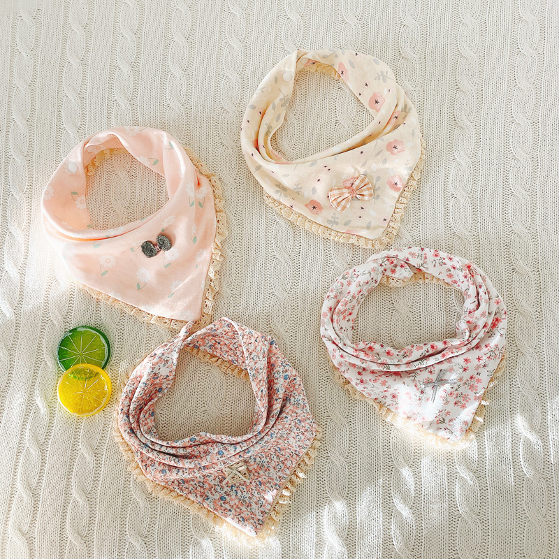 Bib pentru bebeluș din bumbac, triunghiular, închidere cu clips – stil prințesă