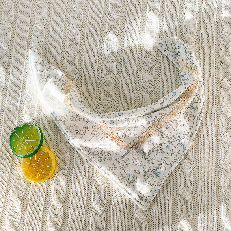 Bib pentru bebeluș din bumbac, triunghiular, închidere cu clips – stil prințesă