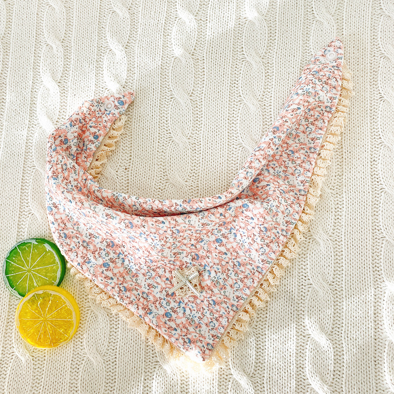 Bib pentru bebeluș din bumbac, triunghiular, închidere cu clips – stil prințesă