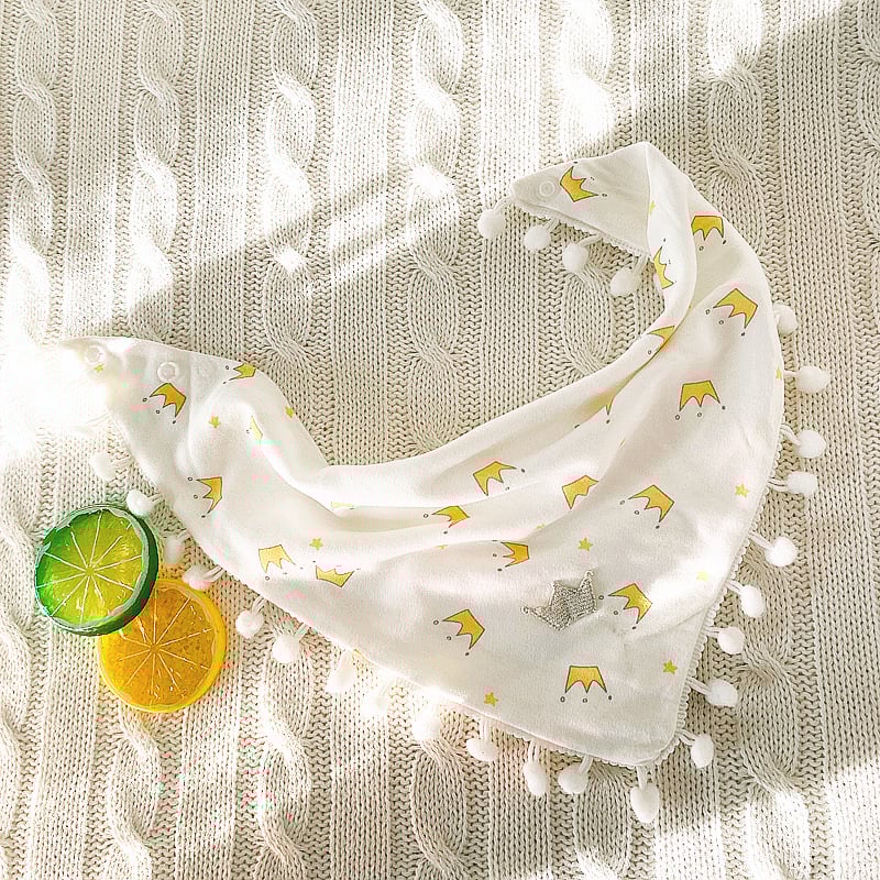 Bib pentru bebeluș din bumbac, triunghiular, închidere cu clips – stil prințesă