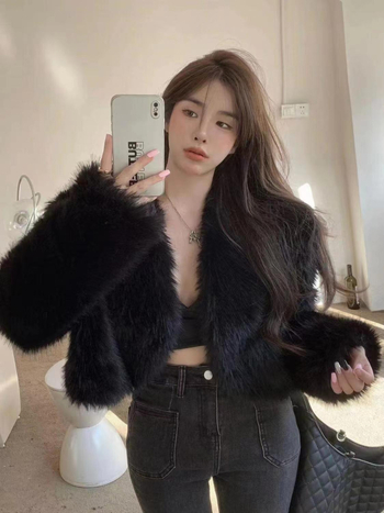 Palton din blană artificială - blană de vulpe falsă, croială scurtă, mâneci lungi, decolteu în V, toamnă 2024