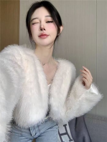 Palton din blană artificială - blană de vulpe falsă, croială scurtă, mâneci lungi, decolteu în V, toamnă 2024