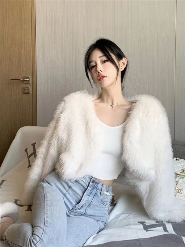 Palton din blană artificială - blană de vulpe falsă, croială scurtă, mâneci lungi, decolteu în V, toamnă 2024