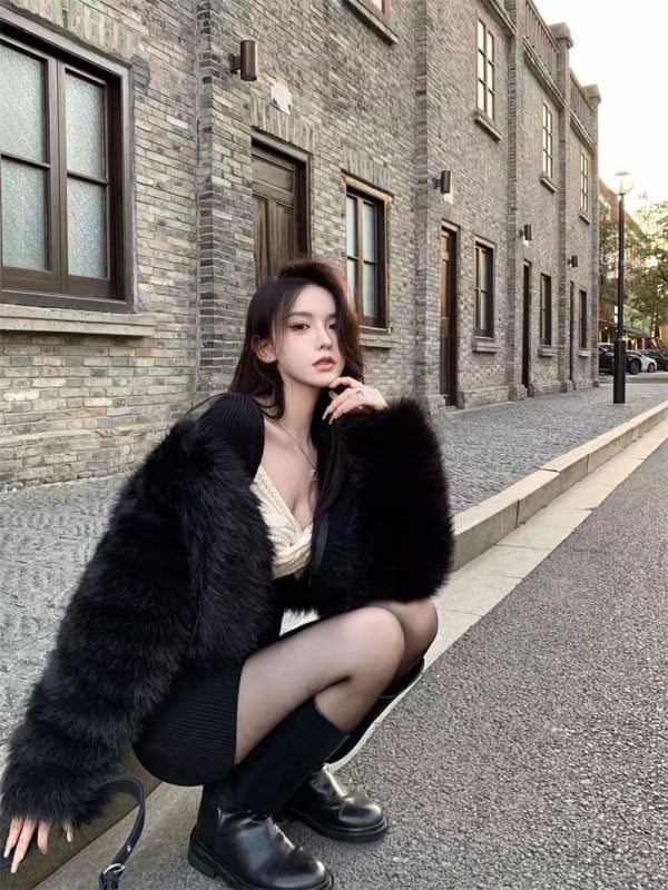 Palton din blană artificială - blană de vulpe falsă, croială scurtă, mâneci lungi, decolteu în V, toamnă 2024