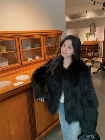 Palton din blană sintetică — mâneci lungi, guler rotund, iarnă 2024 (Material principal: blană sintetică; Sezon: iarnă 2024; Nume țesătură: blană artificială)