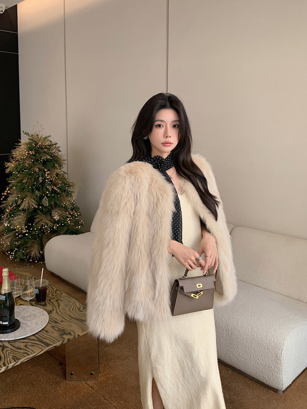 Palton din blană sintetică — mâneci lungi, guler rotund, iarnă 2024 (Material principal: blană sintetică; Sezon: iarnă 2024; Nume țesătură: blană artificială)