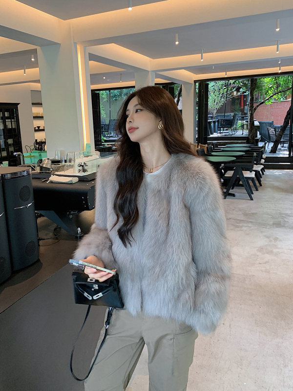 Palton din blană sintetică — mâneci lungi, guler rotund, iarnă 2024 (Material principal: blană sintetică; Sezon: iarnă 2024; Nume țesătură: blană artificială)