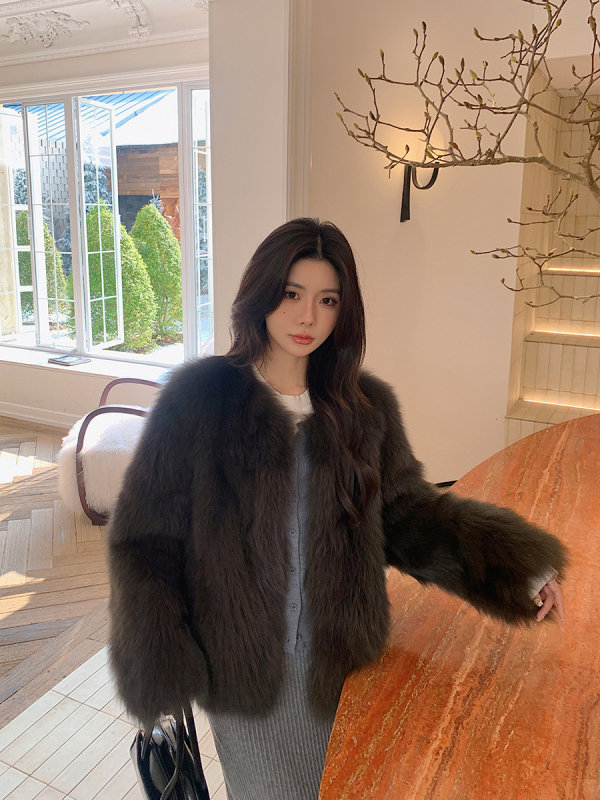 Palton din blană sintetică — mâneci lungi, guler rotund, iarnă 2024 (Material principal: blană sintetică; Sezon: iarnă 2024; Nume țesătură: blană artificială)