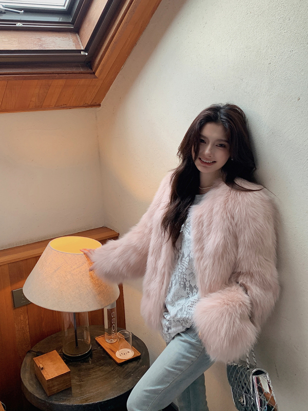 Palton din blană sintetică — mâneci lungi, guler rotund, iarnă 2024 (Material principal: blană sintetică; Sezon: iarnă 2024; Nume țesătură: blană artificială)