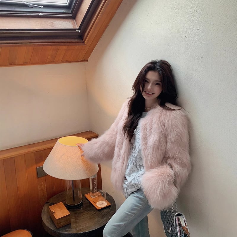 Palton din blană sintetică — mâneci lungi, guler rotund, iarnă 2024 (Material principal: blană sintetică; Sezon: iarnă 2024; Nume țesătură: blană artificială)