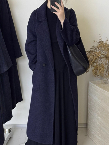 Női kétoldalas gyapjú kabát, hosszított szabású, laza, reveres gallér, hosszú ujjú, gyapjú-keverék anyag (50–70% gyapjú, poliészter)