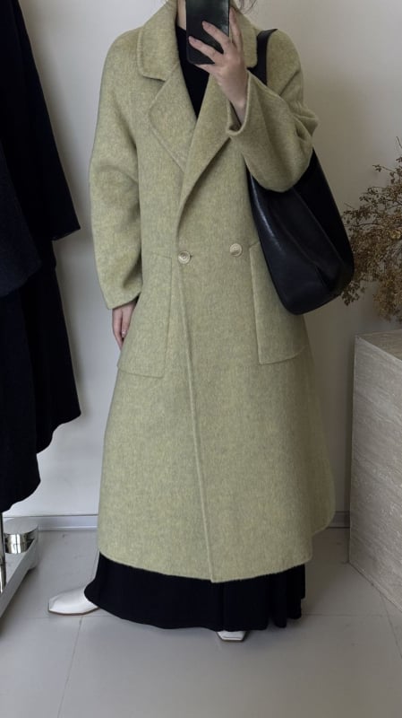 Női kétoldalas gyapjú kabát, hosszított szabású, laza, reveres gallér, hosszú ujjú, gyapjú-keverék anyag (50–70% gyapjú, poliészter)