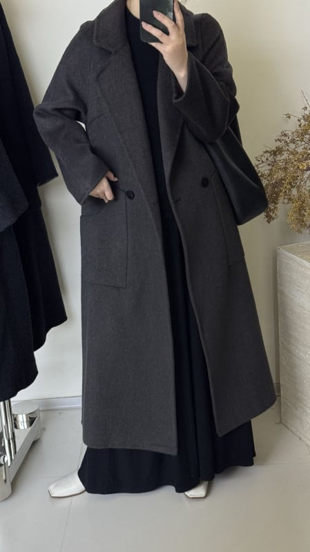 Női kétoldalas gyapjú kabát, hosszított szabású, laza, reveres gallér, hosszú ujjú, gyapjú-keverék anyag (50–70% gyapjú, poliészter)