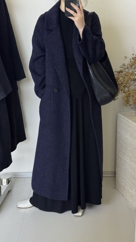 Női kétoldalas gyapjú kabát, hosszított szabású, laza, reveres gallér, hosszú ujjú, gyapjú-keverék anyag (50–70% gyapjú, poliészter)