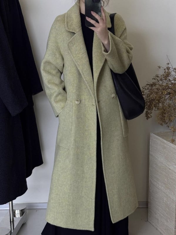 Női kétoldalas gyapjú kabát, hosszított szabású, laza, reveres gallér, hosszú ujjú, gyapjú-keverék anyag (50–70% gyapjú, poliészter)