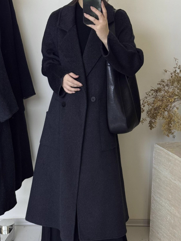 Női kétoldalas gyapjú kabát, hosszított szabású, laza, reveres gallér, hosszú ujjú, gyapjú-keverék anyag (50–70% gyapjú, poliészter)