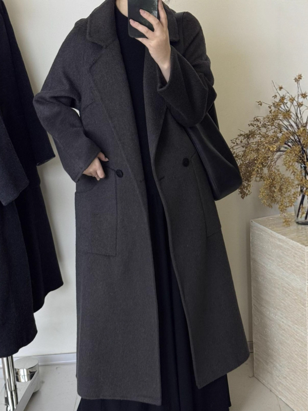 Női kétoldalas gyapjú kabát, hosszított szabású, laza, reveres gallér, hosszú ujjú, gyapjú-keverék anyag (50–70% gyapjú, poliészter)