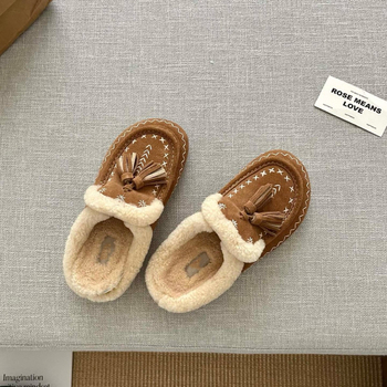 Papučice s teddy krznom, koža krave na gornjem dijelu, vunena unutrašnjost, EVA đon, debljina potplata 0–3 cm, plosni đon, retro resice s vezom