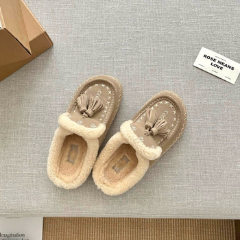 Papučice s teddy krznom, koža krave na gornjem dijelu, vunena unutrašnjost, EVA đon, debljina potplata 0–3 cm, plosni đon, retro resice s vezom
