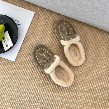 Papučice s teddy krznom, koža krave na gornjem dijelu, vunena unutrašnjost, EVA đon, debljina potplata 0–3 cm, plosni đon, retro resice s vezom