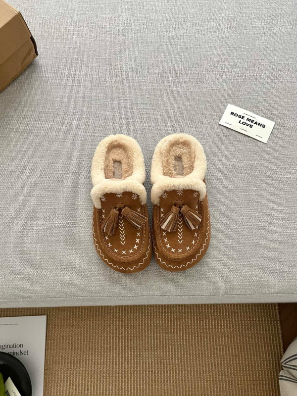 Papučice s teddy krznom, koža krave na gornjem dijelu, vunena unutrašnjost, EVA đon, debljina potplata 0–3 cm, plosni đon, retro resice s vezom
