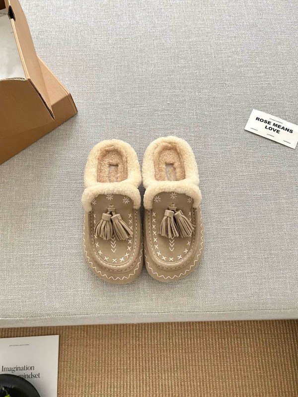 Papučice s teddy krznom, koža krave na gornjem dijelu, vunena unutrašnjost, EVA đon, debljina potplata 0–3 cm, plosni đon, retro resice s vezom