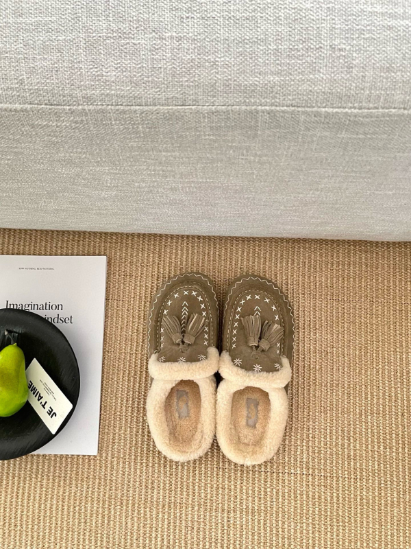 Papučice s teddy krznom, koža krave na gornjem dijelu, vunena unutrašnjost, EVA đon, debljina potplata 0–3 cm, plosni đon, retro resice s vezom