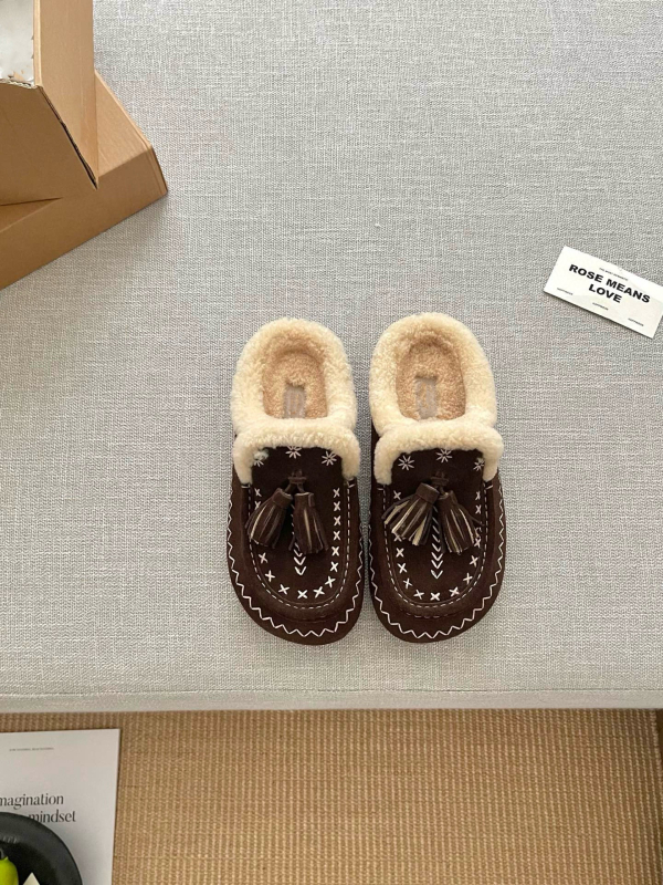 Papučice s teddy krznom, koža krave na gornjem dijelu, vunena unutrašnjost, EVA đon, debljina potplata 0–3 cm, plosni đon, retro resice s vezom