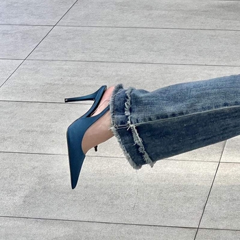 Satenski sandali s jednim remenom, otvoreni prsti, niski klin, slip-on