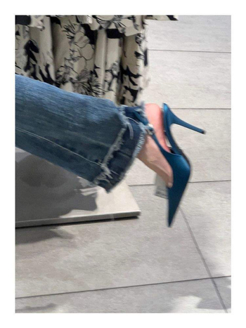 Satenski sandali s jednim remenom, otvoreni prsti, niski klin, slip-on