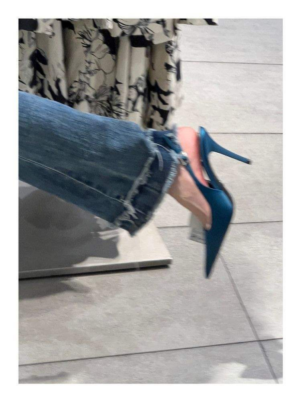 Satenski sandali s jednim remenom, otvoreni prsti, niski klin, slip-on