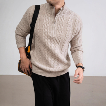 100% gyapjúból készült teljes testű kábeles kötésű pulóver jacquard mintával, cipzárral és fél magas gallérral, 7-gauge vastagság