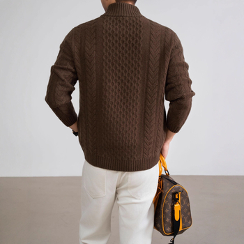 100% gyapjúból készült teljes testű kábeles kötésű pulóver jacquard mintával, cipzárral és fél magas gallérral, 7-gauge vastagság